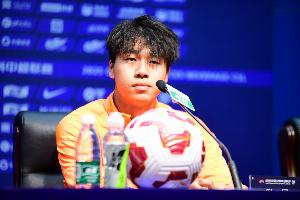 泰山小将齐千程将迎来中超首秀，他已进入本轮比赛大名单并出席了赛前发布会。