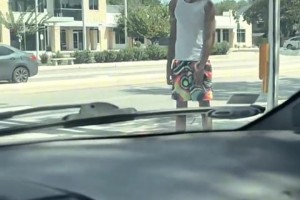 遵守交通规则！球迷街头拍到文班亚马，乖乖地在路边等红绿灯！