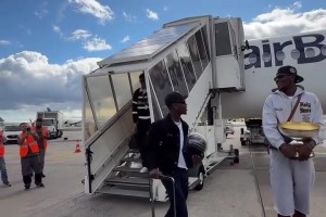 德国男篮欧锦赛夺冠后回国 在机场享受“过水门”最高待遇