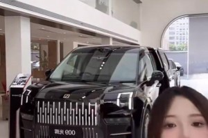 詹黑？卖车美女主播在直播间突然被要求表演一个“蟹仰跳投”