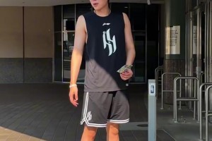 杨瀚森去开拓者球迷商店里淘了两件自己的球衣，是送给朋友的吧？