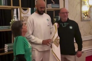 凯尔特人交易完几名大将后，小白已经成了聚光灯的焦点了