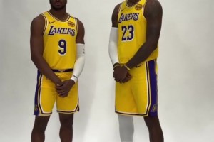 历史性时刻！去年湖人媒体日，詹姆斯与布朗尼一起拍合照