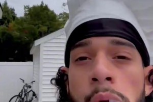 风骚依旧！最爱吃的东西是什么？罗德曼指向了旁边的女友……