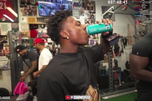 来看谁的更多？甲亢哥和利拉德被体育馆外成千上万的粉丝包围！