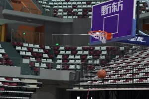 里夫斯在NBA看着好小一只，出了NBA这么大