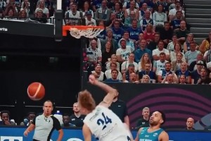 赤木刚宪？野球场惊现一位高耸的斜方肌健身猛男打球无敌