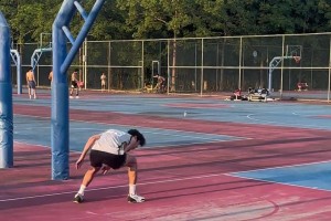 不合理，极其不合理！这哥们第一球不看背身不看三分就离谱