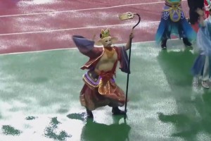 这画风。。苏超淮安主场中场表演：唐僧、悟空、八戒各展“神通”