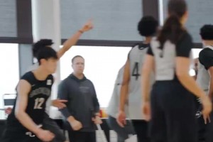 追求梦想！中国赛见！篮网训练营里曾凡博一记反击暴扣