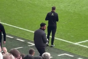 崩溃！场边的阿莫林喝着水低着头，这下真的身败名裂了