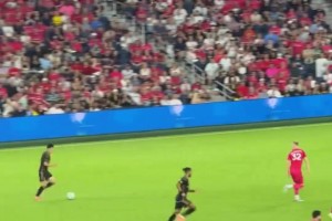 降维打击！孙兴慜梅开二度，看台上的韩国小姐姐开心到起飞