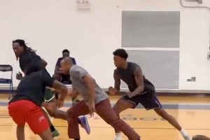 湖人选的塔克现在看就像个胖大爷，却依然飞天遁地