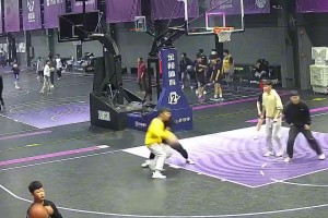 脚步曼巴！网友晒视频：遇到一位自称科比粉丝的路人 实在防不住