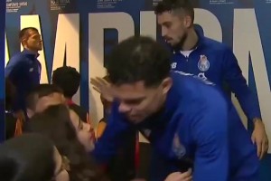 体贴的大哥哥！球童面前的“武僧”佩佩！