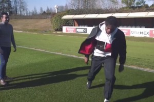 笑是踢球的动力！莱奥边路单车过人集锦！有几分像那个男人？