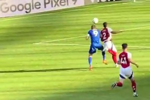 状如牛！当年瓦尔迪去撞萨利巴结果自己先倒下了，太猛啦