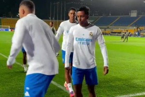 老年赛时小罗晃得内斯塔闪到腰了，内斯塔：你看我捶不捶你