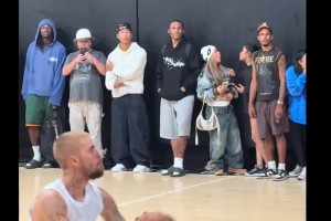 这小中投哈哈，没想到贾斯汀比伯打球是这样的