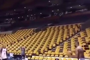 确定不是AI？詹姆斯这力量也太恐怖了！后场三分单手一扔进了！