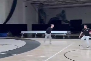 投篮真得可以练出来！贵州科比这底角三分投的真准啊！