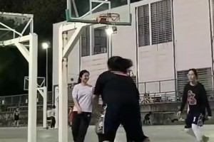 微胖小姐姐打球有吨位也不用，就靠技术！