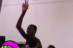 看看学生时期的艾顿是怎么打球的，这也是天赋异禀啊