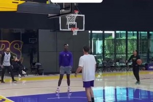 新赛季我湖内线就靠你了！艾顿媒体日投篮训练，手感真丝滑啊！