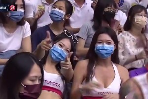 我们是来看小姐姐的，你个黄毛来抢什么镜？