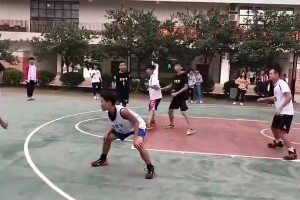 这球应该是走步吧？怎么你们还鼓掌？