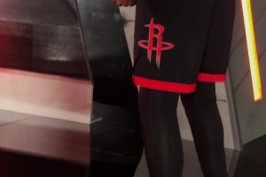 啧啧啧，性感黑丝！杜兰特这纤细小腿实在迷人啊