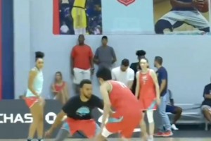 灌输经验！比卢普斯训练中对杨瀚森：每节比赛结束，并不意味着全场比赛结束