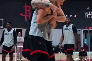 老弟给点面子！申京隔扣&颜射亚当斯 被海王锁喉“裸绞”