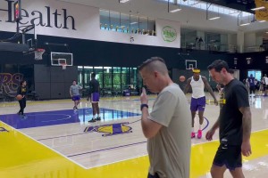 彪哥和拉拉维亚一起训练三分，你俩新赛季能否当个靠谱3D？