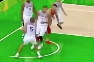 以牙还牙！当年阿联被戈贝尔帽了以后，马上连送两记火锅回击！