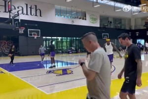 湖人球迷发问：拉拉维亚不是射手吗？怎么训练三分这么铁