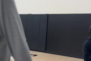 霍勒迪队内训练调侃克林根：你得比这再快点呀！