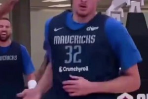 这就是状元的威力！弗拉格训练中攻防兼备，甚至大帽浓眉！