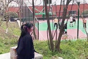 至于这么激动吗？小姐姐看到男生打篮球显得好兴奋啊