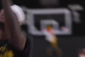 吃饼吃爽了！艾顿在湖人训练中频频上演空接暴扣！