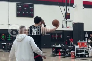 和队友相处很愉快！杨瀚森干扰队友罚球，随后自己也稳稳罚中！