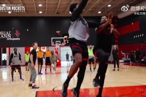 艺高人胆大！面对杜兰特的贴身跟防，阿门单手高抛打板上篮命中