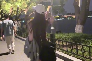 苏超媛这个袜子绝对是亮点带着大家领略晚上的玄武湖~