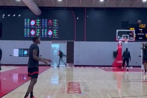 赛季初期缺席！DFS在火箭队内训练中加练三分