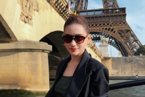 她是绿军小老板的姐姐何超莲，而我呢，是超穷