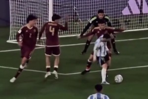 好像每一步都踏在钢琴上一样！网友：梅西这个摆脱，足坛绝无仅有