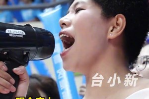 啦啦队主力李群穿婚纱现身助威。用独特方式为球队加油