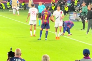 老油条！弗里克捡球给巴尔德，被阿什拉夫路过将球打落