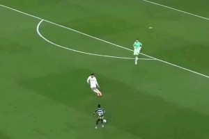 埃德森下滑真厉害！不仅扑救能力也不行了，脚下技术和盘带也退步