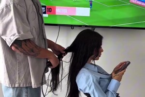 男友给女友烫发时看到梅西进球后不淡定了，直接烫掉一戳头发